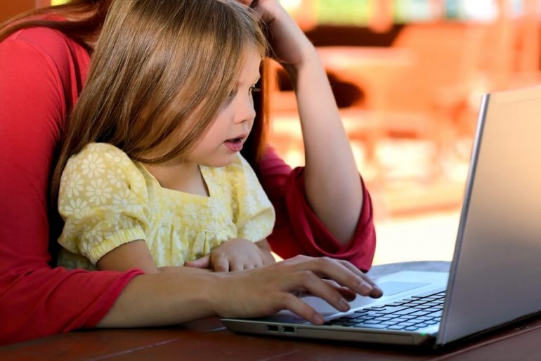 Early Childhood Screen Photo Young Child with Parent Using Computer