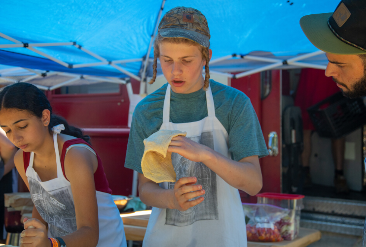 Children making pizza