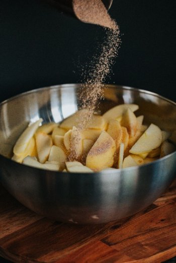 Apple Cake With Cinnamon Apples with Cinnamon